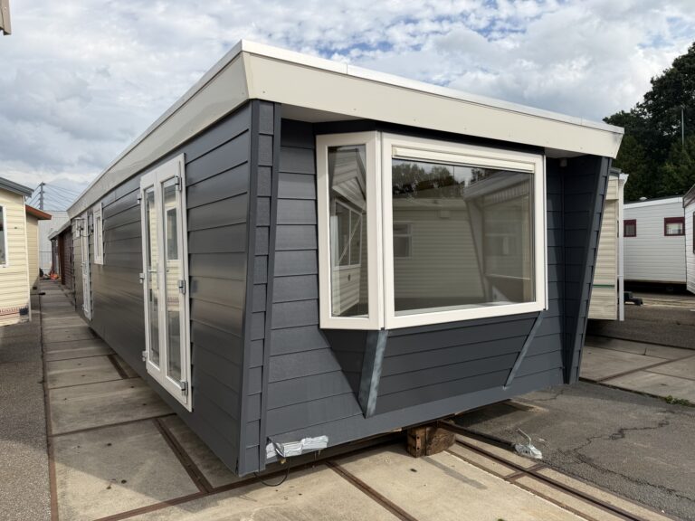 Kunststof Spiegelbeeld Chalet 11 x 3.70 m